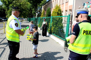 Policjanci ze strażnikami podczas działań w rejonie szkół podstawowych.