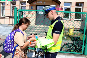 Policjanci ze strażnikami podczas działań w rejonie szkół podstawowych.
