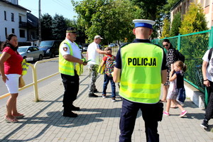 Policjanci ze strażnikami podczas działań w rejonie szkół podstawowych.