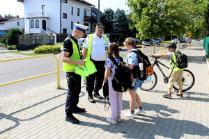 Policjanci ze strażnikami podczas działań w rejonie szkół podstawowych.