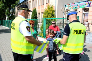 Policjanci ze strażnikami podczas działań w rejonie szkół podstawowych.