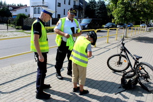 Policjanci ze strażnikami podczas działań w rejonie szkół podstawowych.