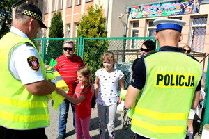 Policjanci ze strażnikami podczas działań w rejonie szkół podstawowych.