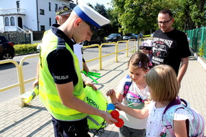 Policjanci ze strażnikami podczas działań w rejonie szkół podstawowych.
