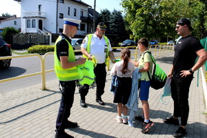 Policjanci ze strażnikami podczas działań w rejonie szkół podstawowych.