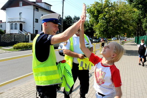 Policjanci ze strażnikami podczas działań w rejonie szkół podstawowych.
