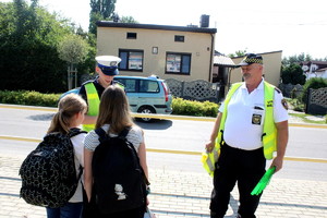 Policjanci ze strażnikami podczas działań w rejonie szkół podstawowych.