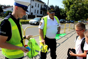 Policjanci ze strażnikami podczas działań w rejonie szkół podstawowych.