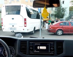 Widok na kontrolowany autobus z wnętrza radiowozu.