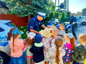 Policjanci podczas spotkania w przedszkolu.