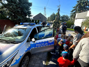 Policjanci podczas spotkania w przedszkolu.