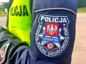 emblemat na policyjnym mundurze policjanta wydziału ruchu drogowego piotrkowskiej jednostki.