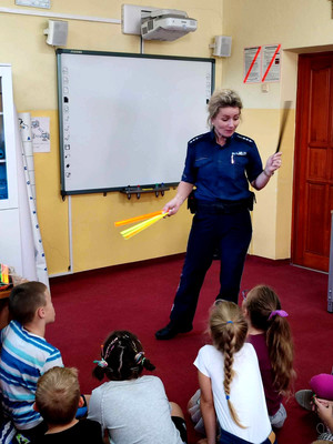 Policjantka podczas spotkań w Szkole Podstawowej numer 16 i 11.