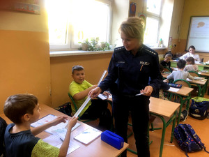 Policjantka podczas spotkań w Szkole Podstawowej numer 16 i 11.