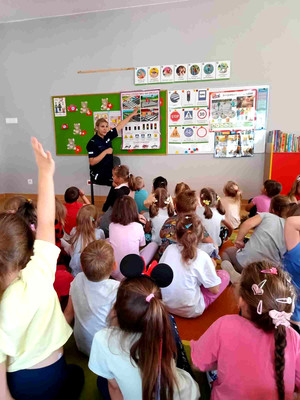 policjantka podczas wizyty w przedszkolu.
