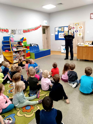 policjantka podczas wizyty w przedszkolu.