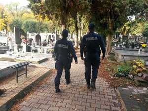 Policjanci podczas patrolu na cmentarzu.