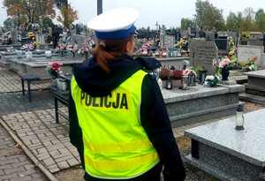 policjantka ruchu drogowego na cmentarzu.