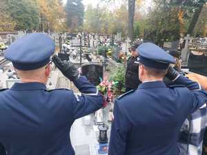 Policjanci podczas oddania hołdu zmarłym i poległym funkcjonariuszom.