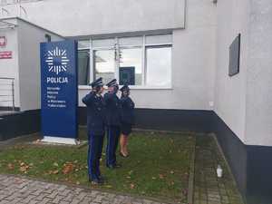 Policjanci podczas oddania hołdu zmarłym i poległym funkcjonariuszom.
