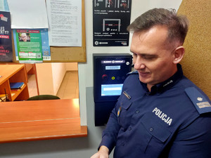 Policjanci wraz z władzami miasta podczas przekazania urządzenia.