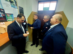 Policjanci wraz z władzami miasta podczas przekazania urządzenia.