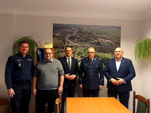 Policjanci wraz z władzami miasta podczas przekazania urządzenia.