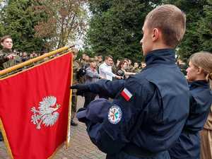 Komendant Miejski Policji podczas uroczystości ślubowania klas I.
