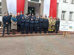 Komendant Miejski Policji podczas uroczystości ślubowania klas I.