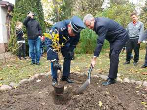 Komendant Miejski Policji podczas uroczystości ślubowania klas I.