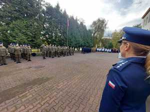 Komendant Miejski Policji podczas uroczystości ślubowania klas I.