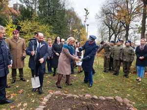 Komendant Miejski Policji podczas uroczystości ślubowania klas I.