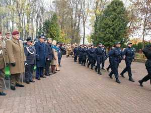 Komendant Miejski Policji podczas uroczystości ślubowania klas I.