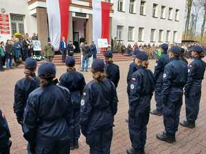 Komendant Miejski Policji podczas uroczystości ślubowania klas I.