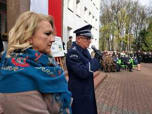Komendant Miejski Policji podczas uroczystości ślubowania klas I.