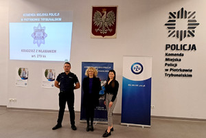 Policjanci wraz z pracownikami PZU podczas spotkania.