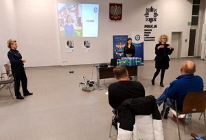 Policjanci podczas spotkania wraz z pracownikami PZU.