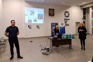 Policjanci podczas spotkania wraz z pracownikami PZU.