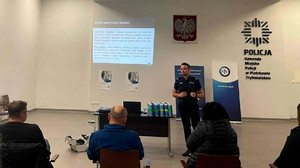 Policjanci podczas spotkania wraz z pracownikami PZU.