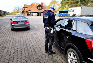 Policjanci podczas lokalnych działań prędkość.