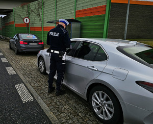 Policjanci podczas lokalnych działań prędkość.