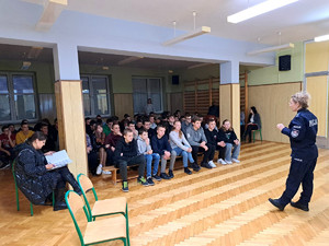 Policjanci podczas spotkań z dziećmi i młodzieżą.