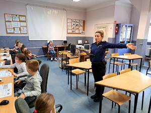 Policjanci podczas spotkań z dziećmi i młodzieżą.