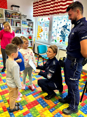 Policjanci podczas spotkań z dziećmi i młodzieżą.