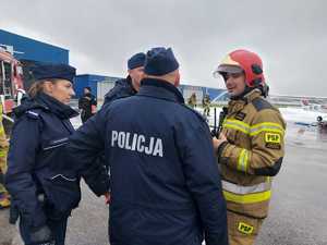 Wspólne działanie służb podczas ćwiczeń na lotnisku.