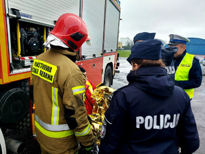 Wspólne działanie służb podczas ćwiczeń na lotnisku.