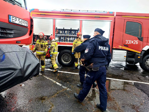 Wspólne działanie służb podczas ćwiczeń na lotnisku.