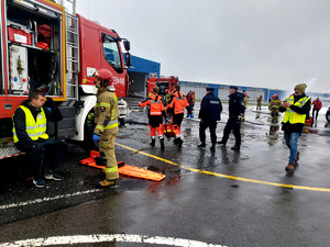 Wspólne działanie służb podczas ćwiczeń na lotnisku.