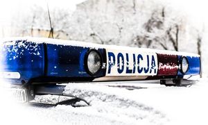 Ośnieżone sygnały świetlne na policyjnym radiowozie.