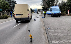 policjantka podczas oględzin miejsca zdarzenia.